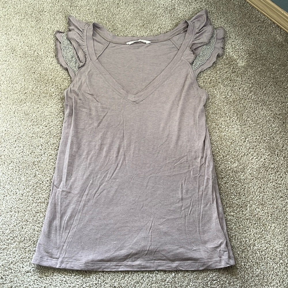 Light purple Old Navy tank top. Size medium. Slightly worn. Good condition.